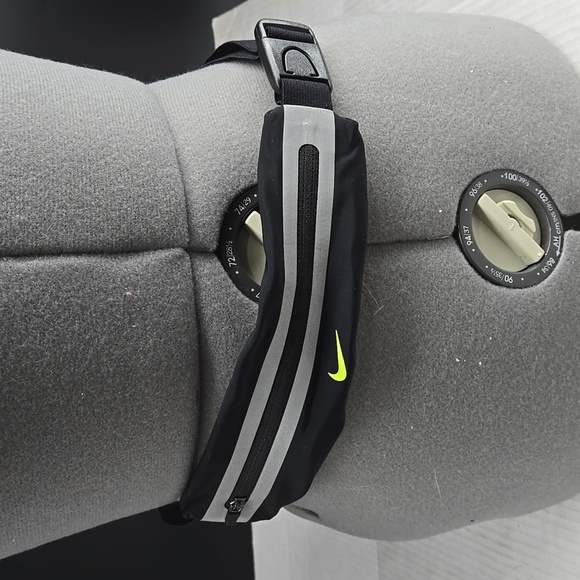 Nike Slim Waistpack - Picture 2 of 5